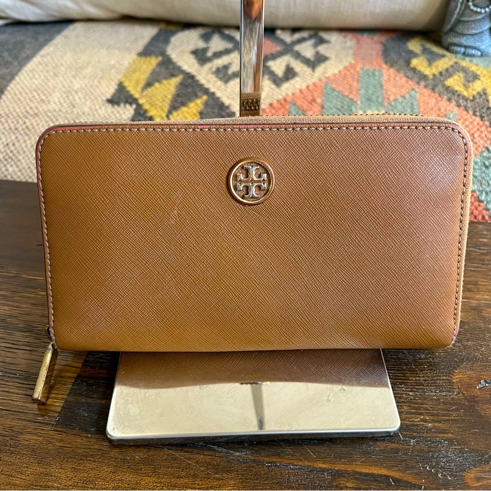 Tory Burch Robinson Round Zip Continental Wallet Brown Saffiano Leather